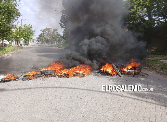 Cansados de desbordes cloacales, cortaron calle con quema de neumáticos