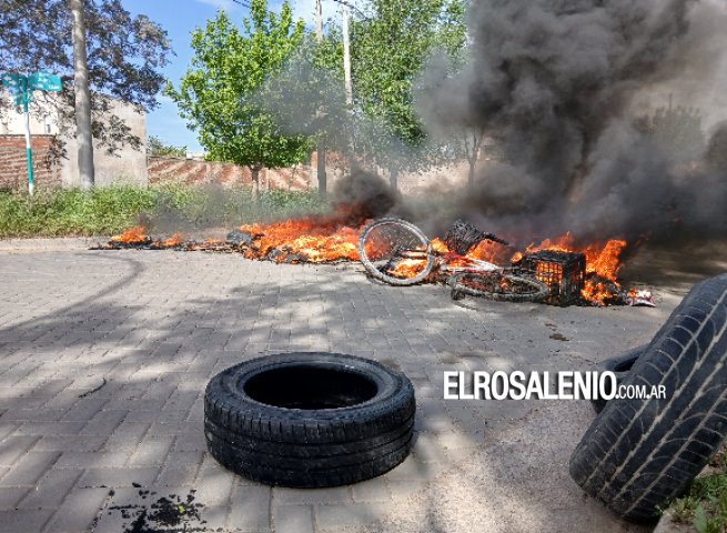 Cansados de desbordes cloacales, cortaron calle con quema de neumáticos