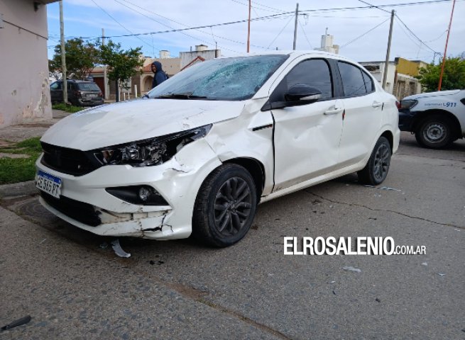 Una moto chocó a un auto y después un árbol en Pellegrini y Pueyrredón