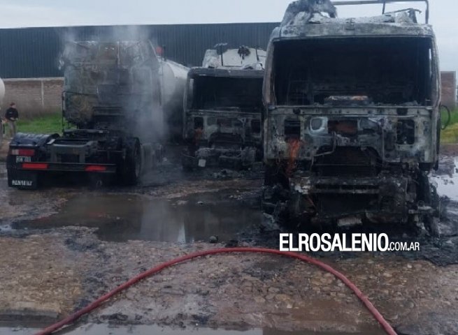 Tres camiones se prenden fuego en el Parque Industrial