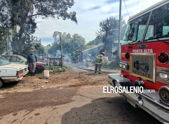 Incendio en un depósito de chatarra y cartones, en el camino a Villa del Mar