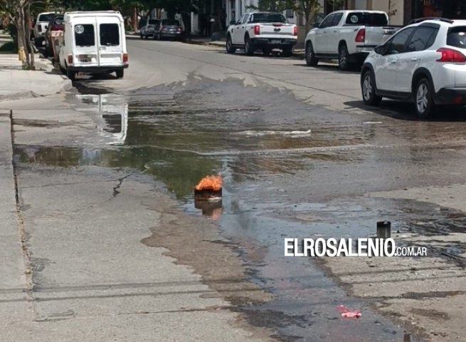 Vecinos y comerciantes prenden fuego para decir “basta ABSA” por desbordes cloacales