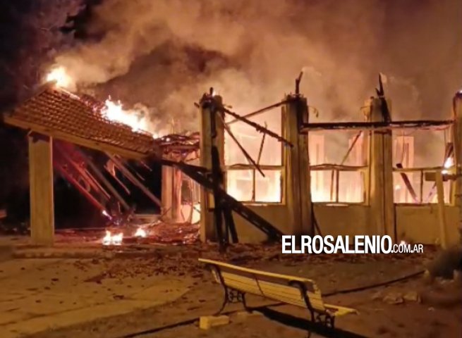 Dolor e impotencia en la localidad de Pehuen Co tras el incendio de la Capilla Sagrada Familia