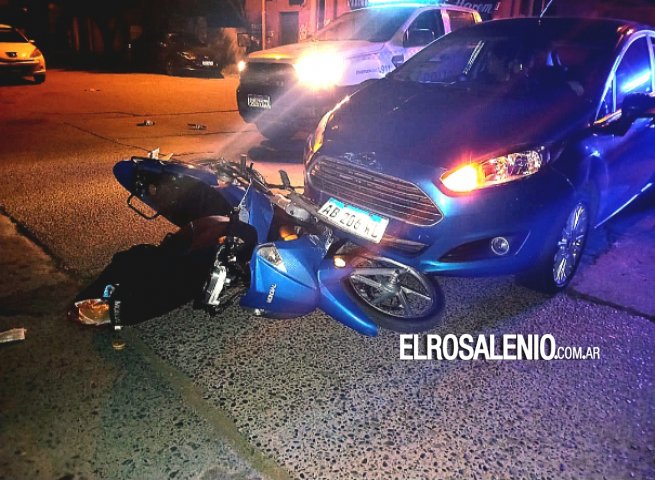 Conductora de moto fue trasladada al hospital luego de un accidente