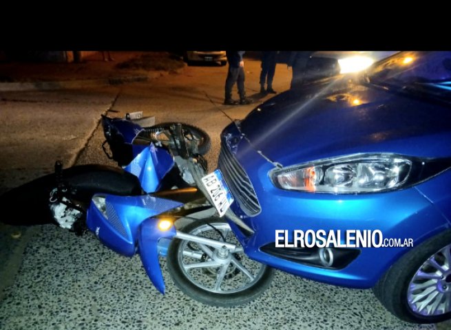 Conductora de moto fue trasladada al hospital luego de un accidente