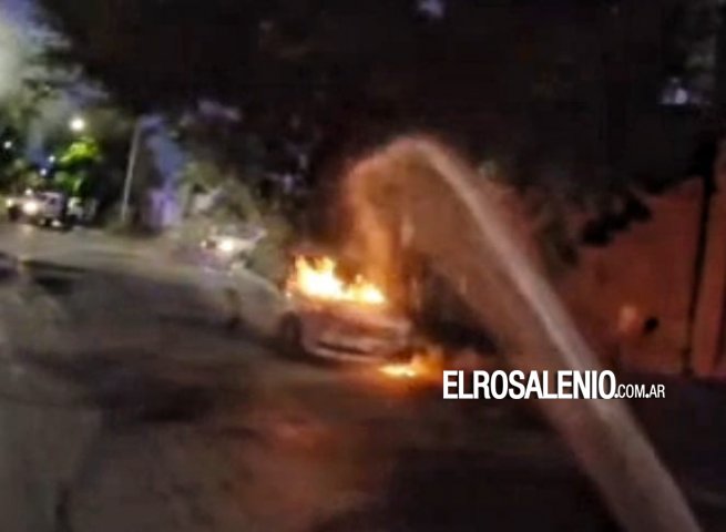 Intensa actividad de Bomberos con varios incendios de autos y pastos