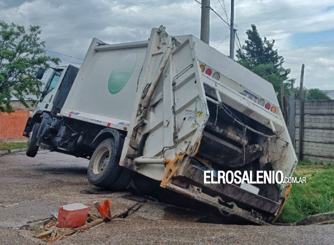 Un camión recolector del Municipio hundió el hormigón y cayó en un pozo cloacal