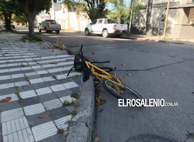 Ciclista herida al chocar con una camioneta en Murature y Rosales