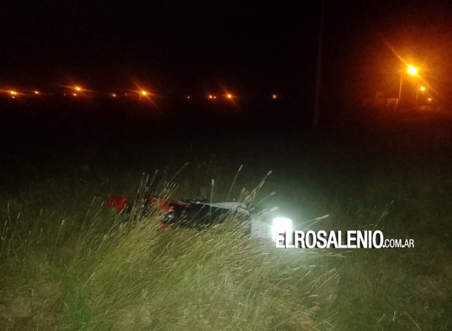 Otra vez, una moto robada aparece entre los pastos en avenida Triunvirato