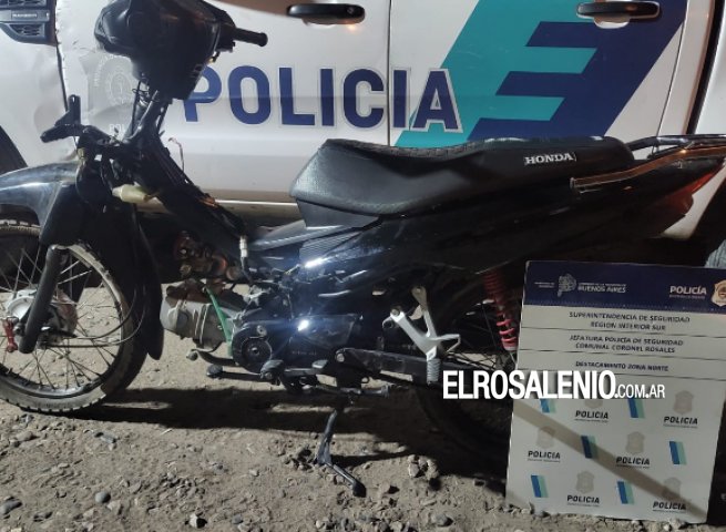 Encontraron una moto robada abandonada en una vereda