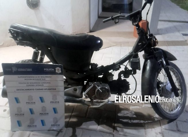 Otra vez una moto robada aparece en un baldío