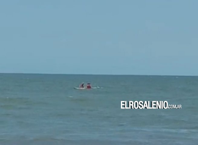 Rescataron a un kayakista que se dio vuelta en el mar en Pehuen Co