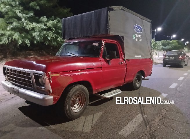 Un auto impactó de frente con un carro que se desenganchó de una camioneta