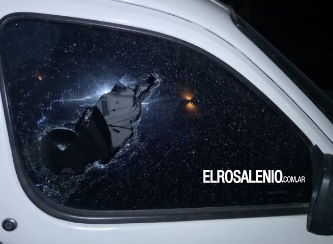 A botellazos, rompió los vidrios de un vehículo en el Boulevard Avellaneda