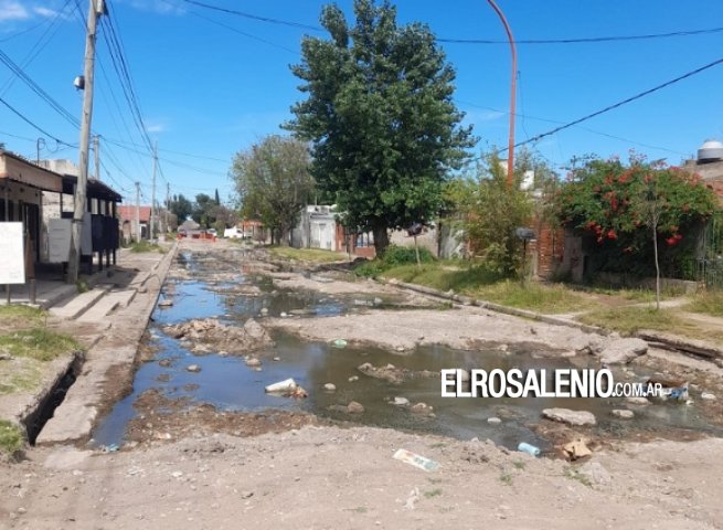 Vecinos convocan a reclamar por laguna de líquidos cloacales y la obra de asfalto frenada