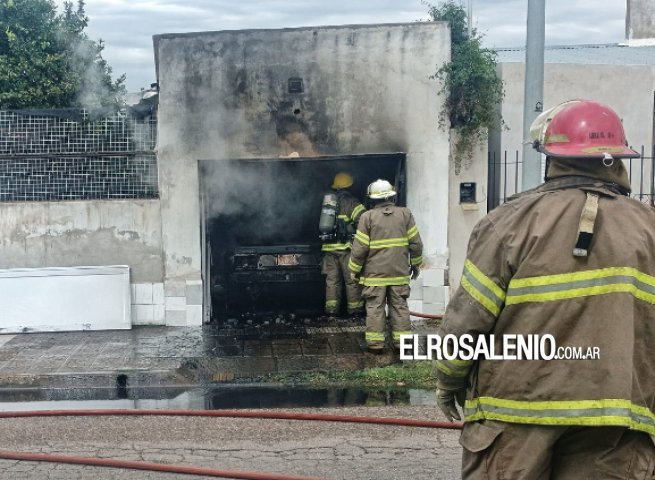 Se incendió un auto dentro del garaje de una vivienda