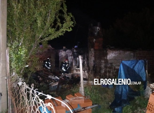 Un incendio provocó importantes daños en una vivienda de calle Pedro pico al 600