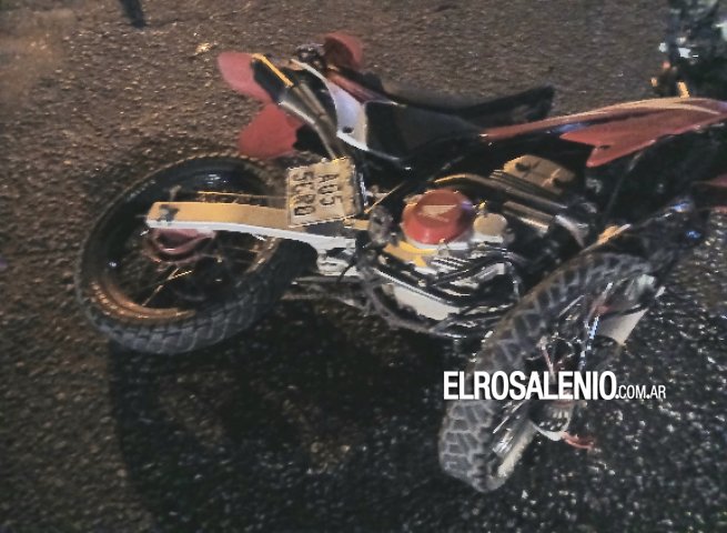 Tres personas fueron hospitalizadas tras el choque entre un auto y una moto