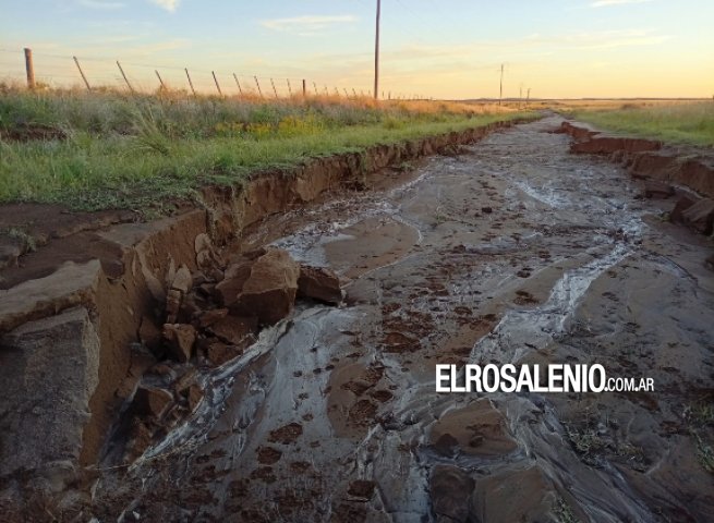 Vecinos señalizan con bidones un zanjón en el camino corto a Pehuen Co