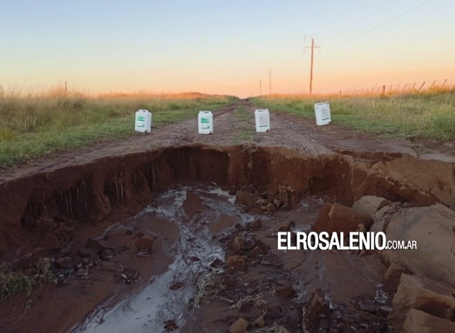 Vecinos señalizan con bidones un zanjón en el camino corto a Pehuen Co