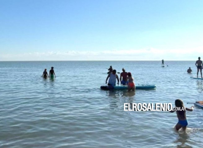 Guardavidas que practicaba Stand Up Paddle rescató a dos jóvenes en Arroyo Pareja
