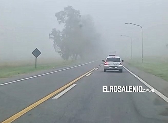 Después de la tormenta, una fuerte neblina cubre las rutas del distrito