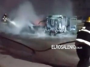 Un utilitario quedó destruido por el fuego