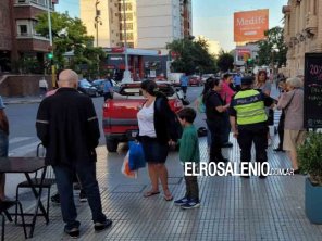 Un hombre persiguió a un ciclista por la vereda con su camioneta y lo atropelló