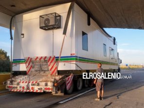 Un camión quedó atascado en el “puente naranja“