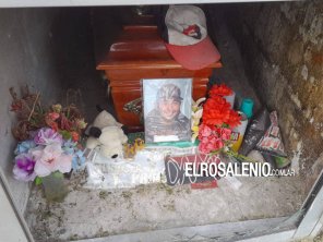 Robaron ventana de aluminio en el nicho de su hijo fallecido hace 6 meses