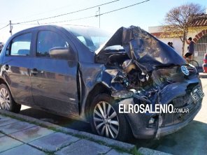 Perdió el control y embistió autos estacionados