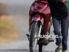 Le robaron la moto estacionada frente a su casa