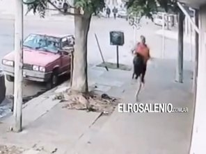 Le tiraron del pelo y le robaron a las 7 de la mañana