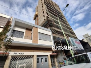 Una herramienta cayó de un edificio en construcción y le perforó el techo de la casa