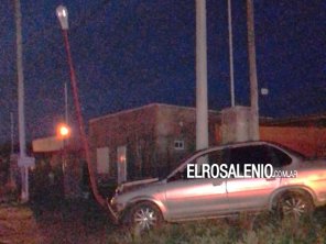 Perdió el control del auto e impactó contra una columna de alumbrado