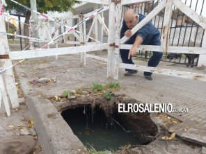  Por rotura de caño de ABSA, se hunde la vereda y corre riesgo el asfalto