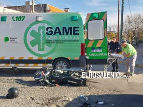 Pasó por la derecha a un auto en su moto y chocó contra un camión