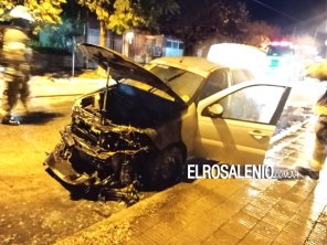 Un incendio, que sería intencional, dañó auto al servicio de remise