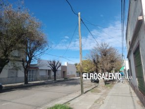 Pese a la vigencia de la nueva ordenanza que lo prohíbe, colocan postes de madera 