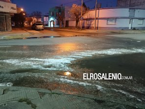 Varias esquinas peligrosas e intransitables por el hielo y la escarcha