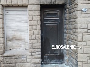 Una mujer bajó de su auto para apagar un incendio intencional en una vivienda