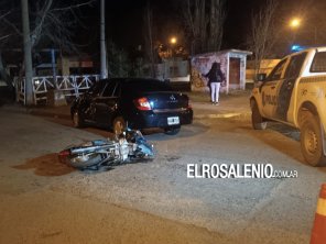 Dos jóvenes heridos al chocar una moto contra un auto
