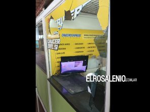 Relatos salvajes en la terminal: Rompió vidrios y computadora por inconvenientes con una encomienda 