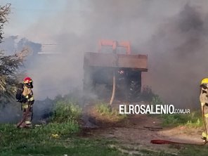 Bomberos trabajaron en un lote donde se incendiaba una pala cargadora 