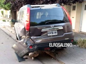 Chocó un auto estacionado, lo dañó, se fue y luego se presentó