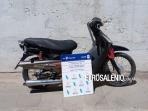 Buscan propietarios de una moto abandonada en una vereda