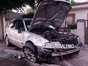 Chocó a un auto estacionado y volcó en la vereda contraria