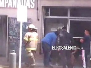 Un principio de incendio afectó un local comercial gastronómico