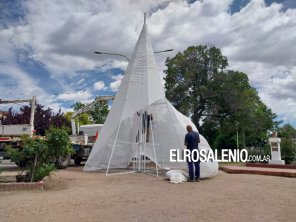 Comenzaron a armar el arbolito de Plaza Belgrano