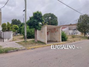 Un menor de 13 años amenazado por dos mujeres en una parada de colectivo